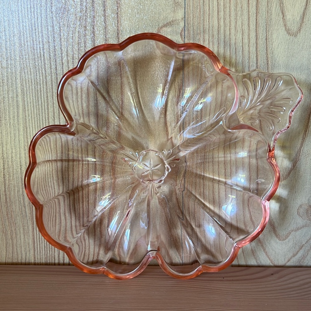 VINTAGE CARNIVAL GLASS! peachy/pink hibiscus flower/clover trinket dish 1960’s